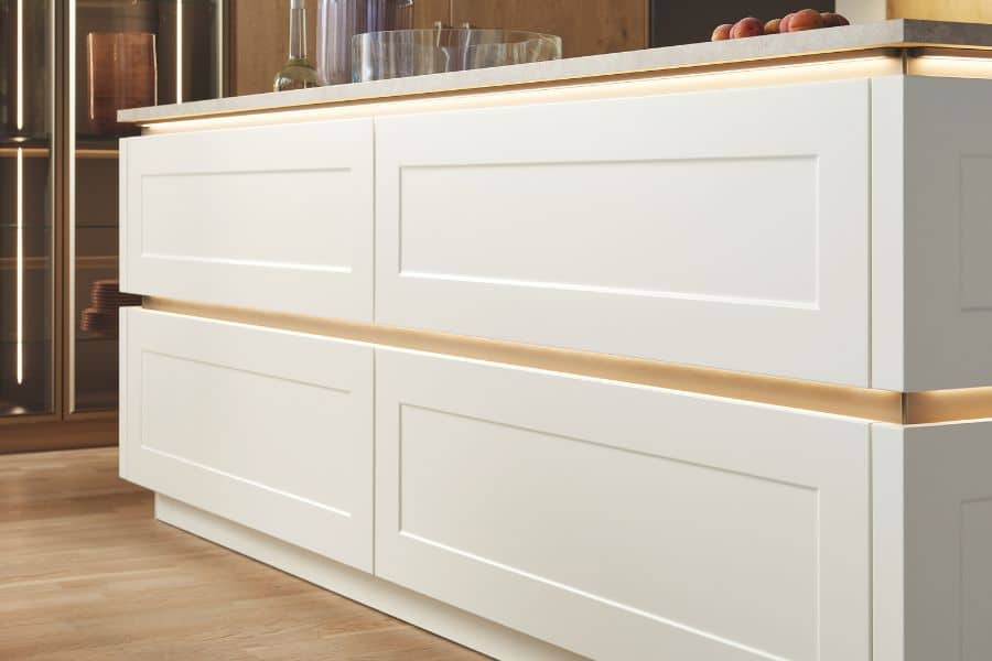 nolte-kueche-frame-lack-magnolia-landhaus Nolte Rahmenfronten der Serie Frame Lack für eine Küche in Landhausstil