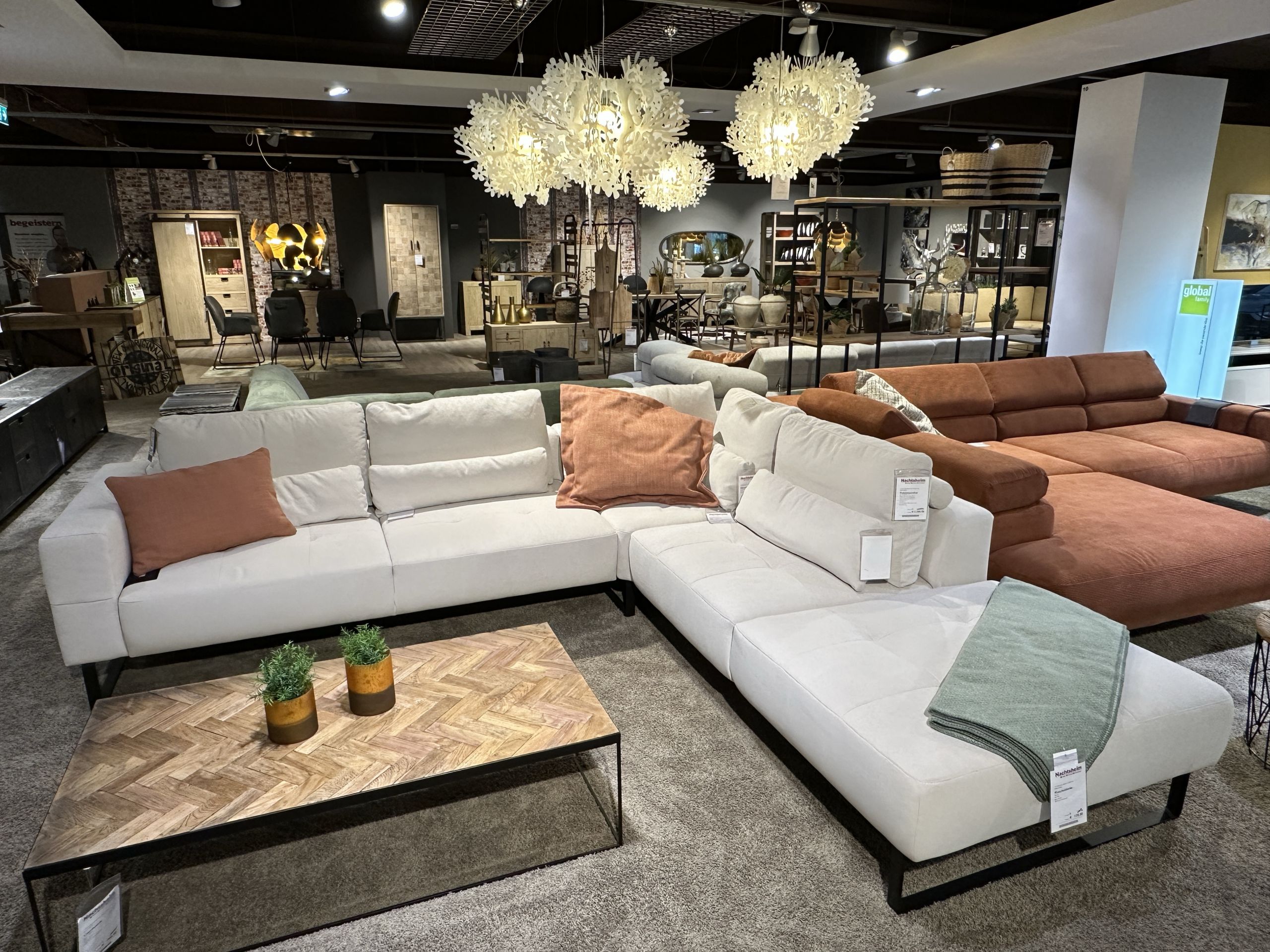 nachtsheim-wohnmoebel-ausstellung Gemütlicher Sitzbereich mit Ecksofa und Couchtisch in der Möbel Nachtsheim Wohnmöbel-Aussstellung