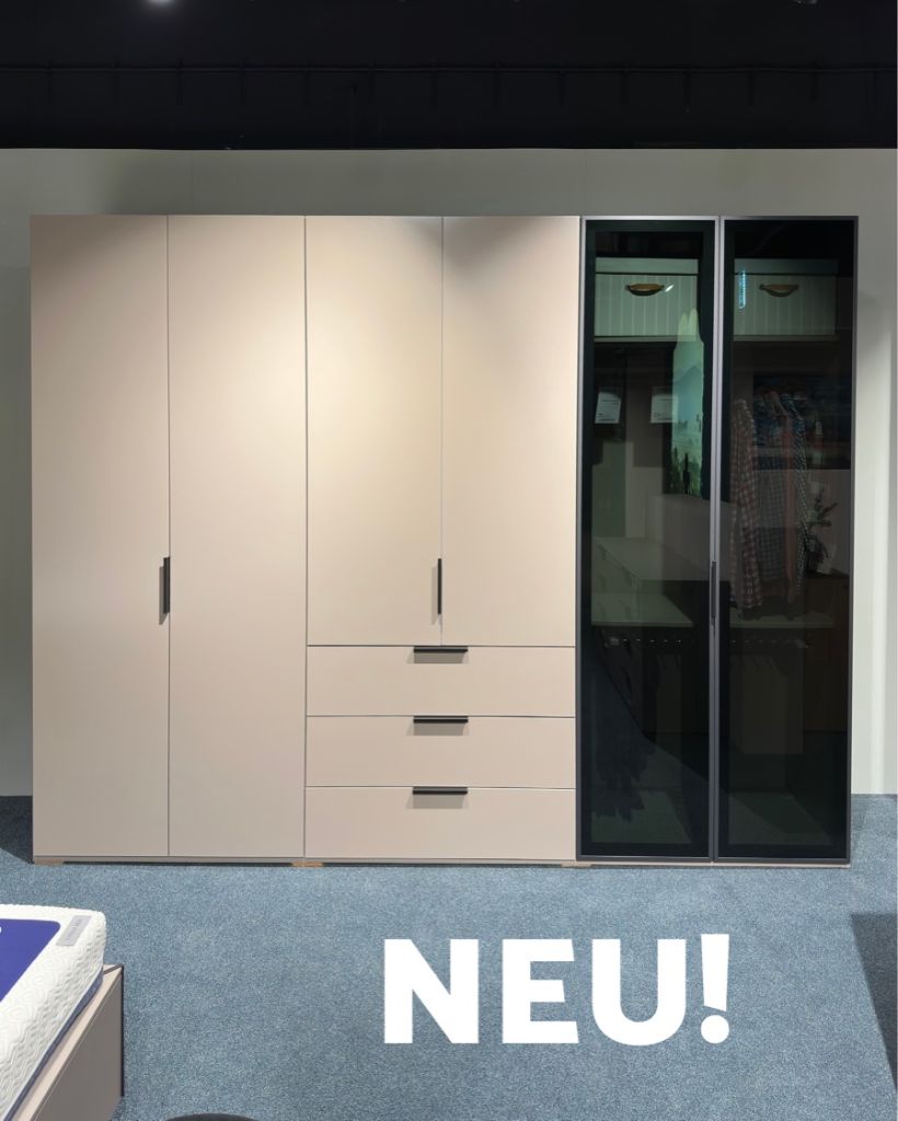 04_Kleiderschrank_beige_Glasfront