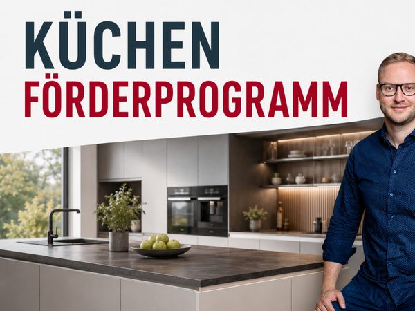 Küchenberater vor moderner Küche - Aktion Küchen-Förderprogramm 2026 - Möbel Nachtsheim Andernach
