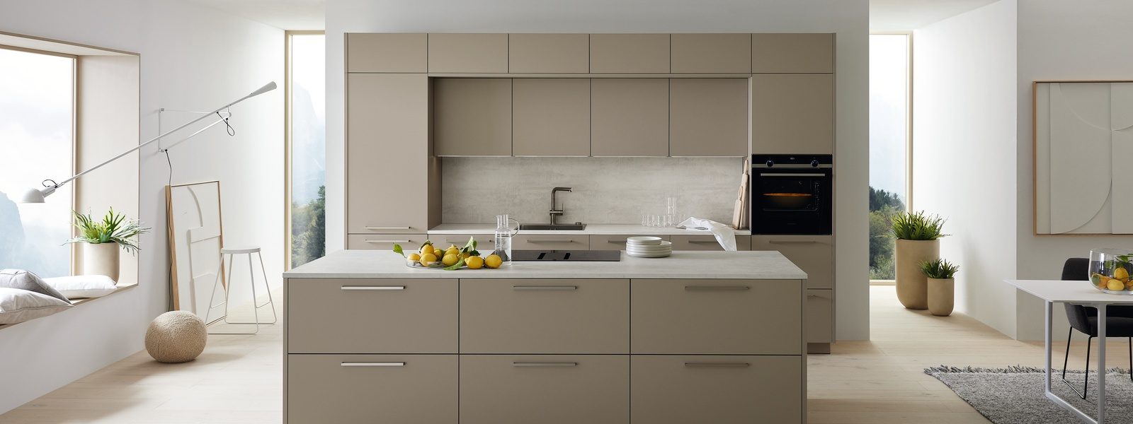 Moderne Küche mit Kochinsel in Beige - Küchenstudio Nachtsheim in Andernach
