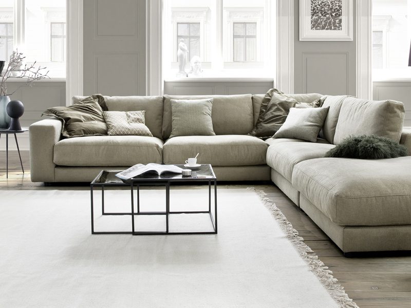 Beiges Ecksofa mit Kissen im Wohnzimmer - Möbelhaus Nachtsheim in Andernach