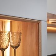 Wohnwand EM Teolo – mit Wandboard und Beleuchtung und geschroppter Rückwand, Alteiche, Lichtgrau