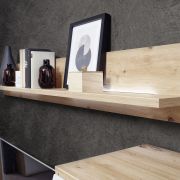 Wohnwand EM Teolo – mit Wandboard und Beleuchtung und geschroppter Rückwand, Alteiche, Lichtgrau