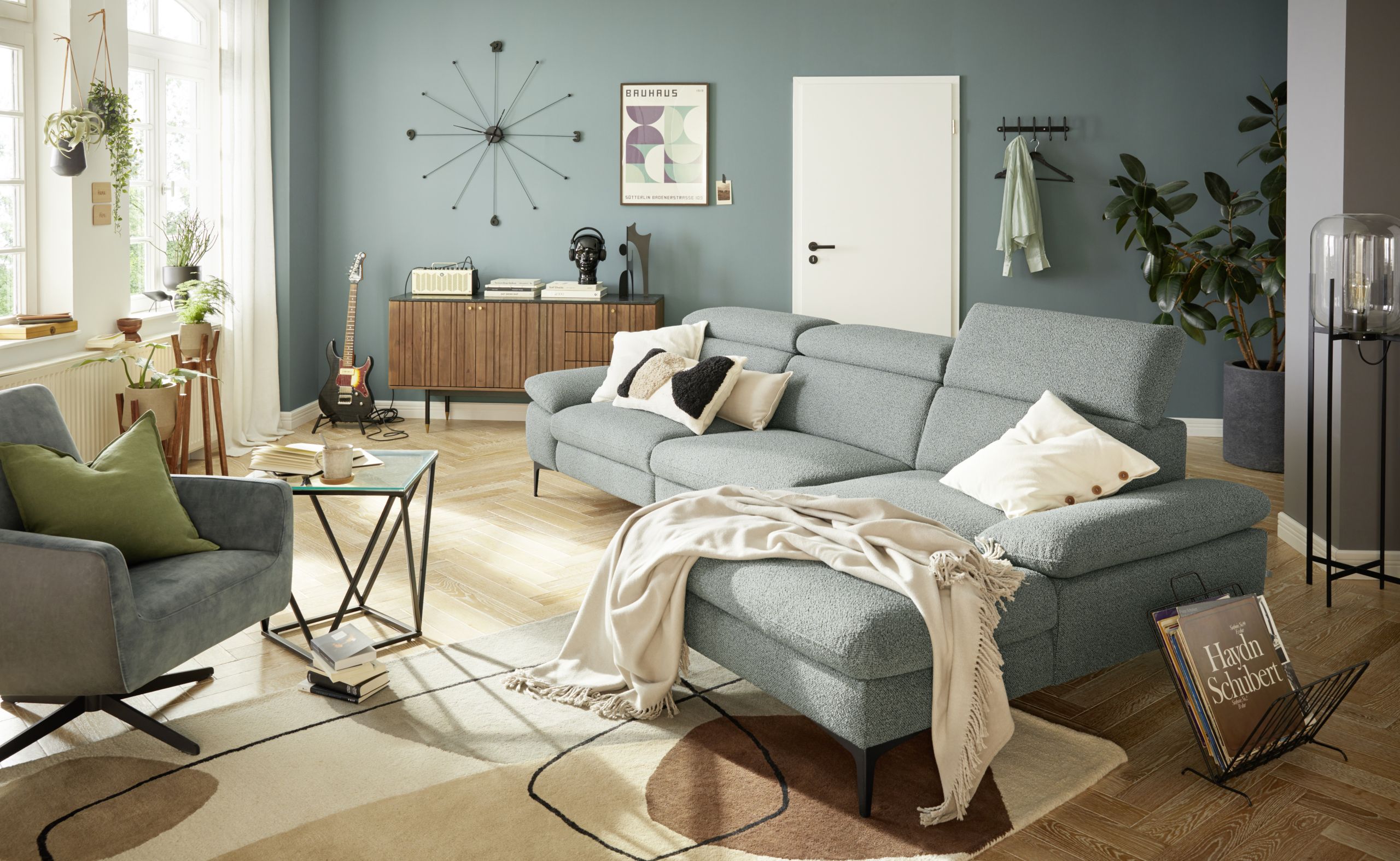 Ecksofa Felipa – 3-Sitzer mit Longchair rechts inkl. Relaxfunktion (motorisch), Armlehne und Kopfteil verstellbar, Stoff, Graugrün