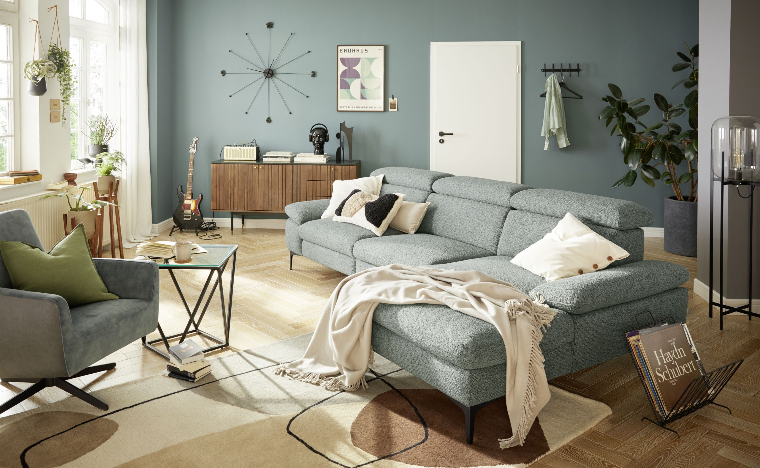Ecksofa Felipa – 3-Sitzer mit Longchair rechts inkl. Relaxfunktion (motorisch), Armlehne und Kopfteil verstellbar, Stoff, Graugrün