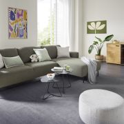 Ecksofa Leona – 3-Sitzer mit Longchair rechts inkl. Sitzvorzug motorisch, Stoff, Braungrün